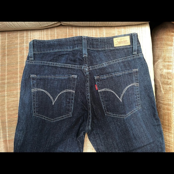 Levi’s Mid Rise Jeans - Picture 4 of 9